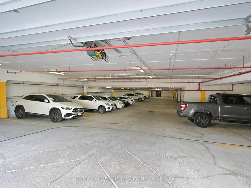 38 Wellington St E photo 5