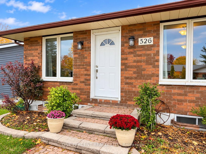526 Highland Cres photo 4