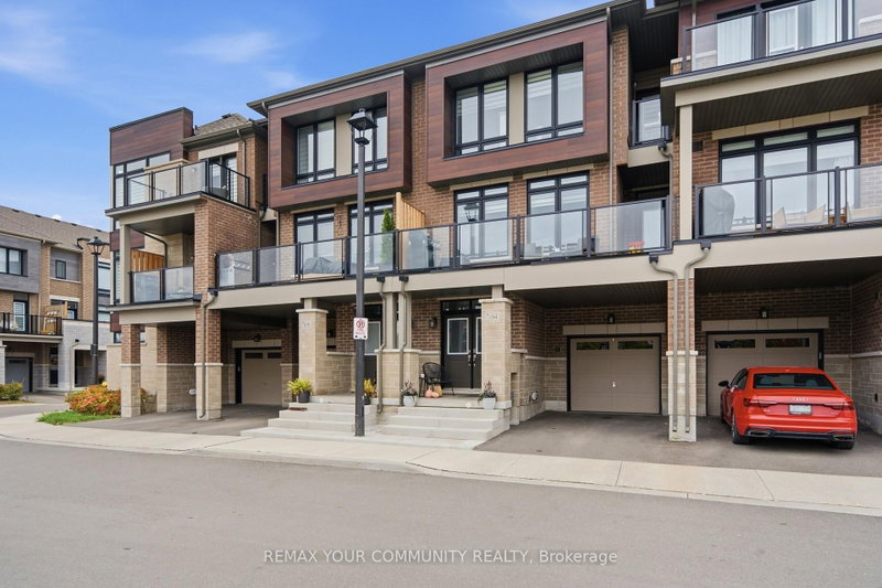 104 Holyrood Crescent