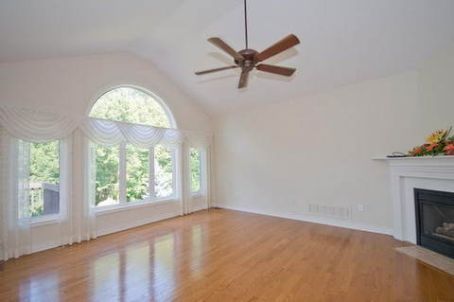 932 Shadrach Dr, Newmarket, L3X2H4 | Image 3