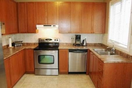 54 Gail Parks Cres, Newmarket, L3X3C3 | Image 3