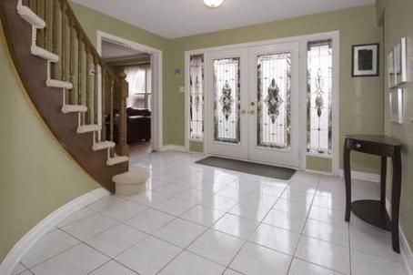 6 Mcclenny Dr, Aurora, L4G5P9 | Image 2