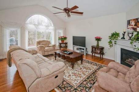 932 Shadrach Dr, Newmarket, L3X2H4 | Image 3