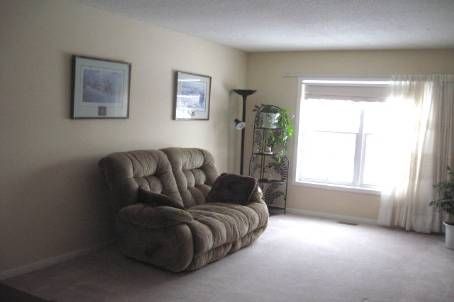 568 Legresley Lane, Newmarket, L3Y8R8 | Image 2