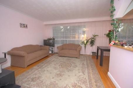 308 Skopit Rd, Richmond Hill, L4C2Y8 | Image 2