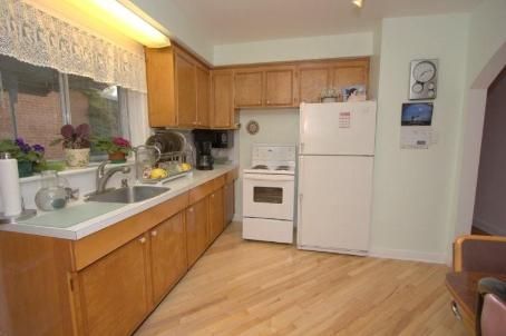 308 Skopit Rd, Richmond Hill, L4C2Y8 | Image 3