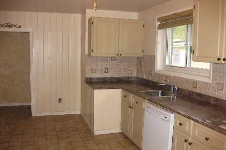 107 Bayview Pkwy, Newmarket, L3Y3W2 | Image 2