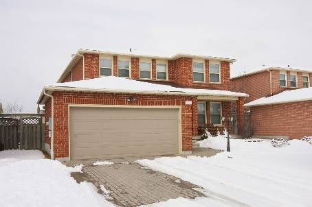325 Salisbury Lane, Newmarket, L3Y8A6 | Image 2