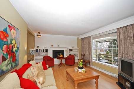 49 Don Mor Dr, Newmarket, L3Y1G8 | Image 2