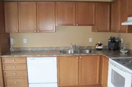 164 Gail Parks Cres, Newmarket, L3X3C2 | Image 2