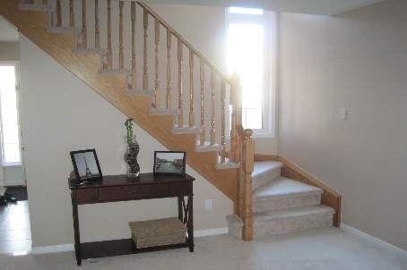 164 Gail Parks Cres, Newmarket, L3X3C2 | Image 3