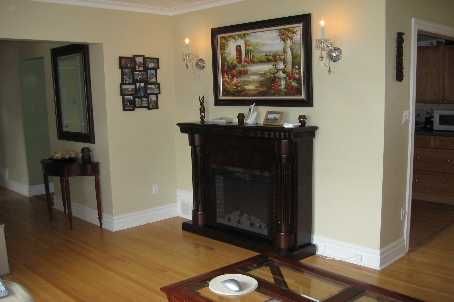 234 Sussex Ave, Richmond Hill, L4C2G4 | Image 2