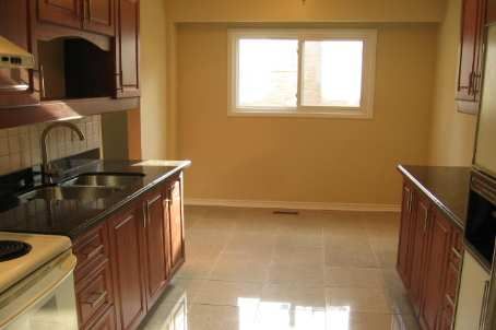 6 Simsbury Crt, Markham, L3R3G7 | Image 3