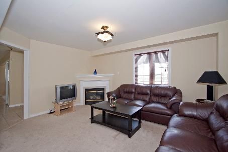 65 Red River Cres, Newmarket, L3X2X2 | Image 2