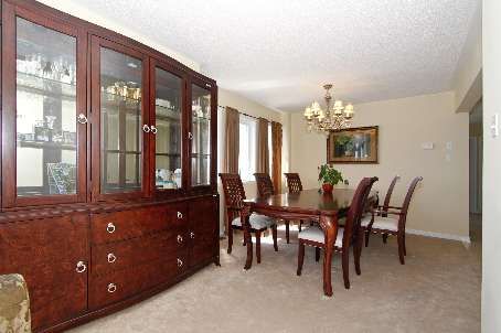 65 Red River Cres, Newmarket, L3X2X2 | Image 3