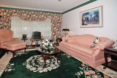 15 Lincoln Green Dr, Markham, L3P1R6 | Image 2