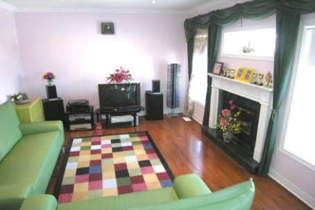 19 Fountain Crt, Richmond Hill, L4S2K4 | Image 3