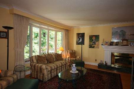 156 Trayborn Dr, Richmond Hill, L4C4L1 | Image 2