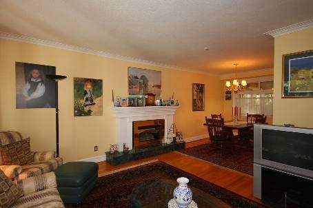 156 Trayborn Dr, Richmond Hill, L4C4L1 | Image 3