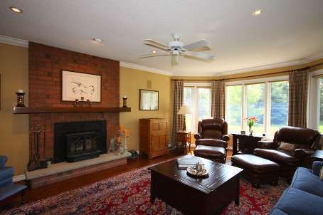 152 Treegrove Circ, Aurora, L4G6M1 | Image 2