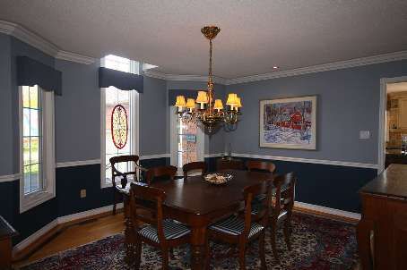 152 Treegrove Circ, Aurora, L4G6M1 | Image 3