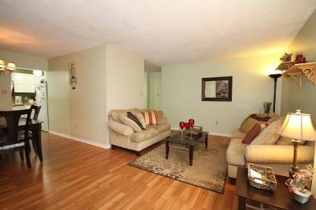 176 Robinson Dr, Newmarket, L3Y5M5 | Image 2