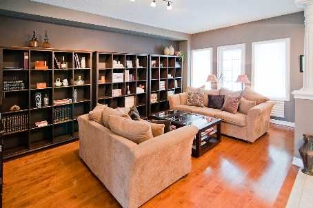 284 Bilbrough St, Aurora, L4G7X5 | Image 2