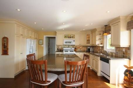 152 Treegrove Circ, Aurora, L4G6M1 | Image 2