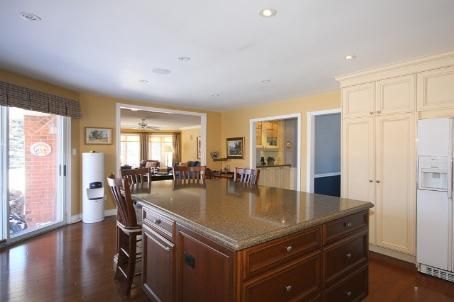 152 Treegrove Circ, Aurora, L4G6M1 | Image 3