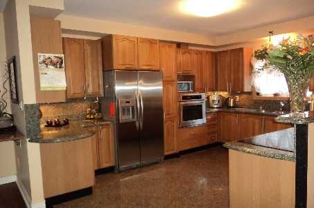 600 Henderson Dr, Aurora, L4G5R1 | Image 2