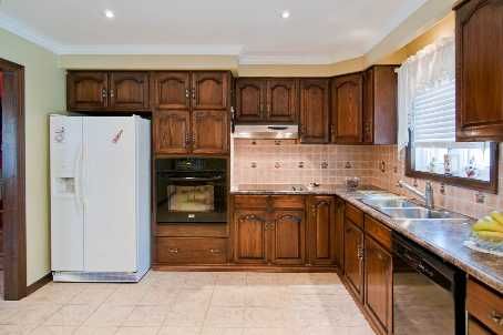 30 Forest Circle Crt, Vaughan, L4L1N9 | Image 2