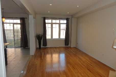 565 Foxcroft Blvd, Newmarket, L3X3L6 | Image 2