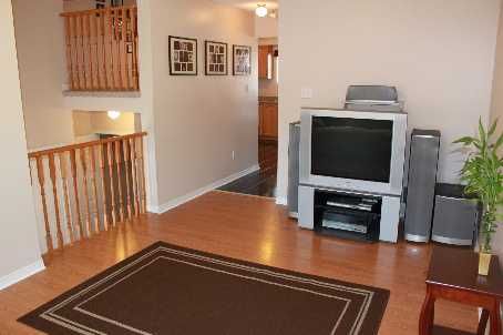 32 Mugford Rd, Aurora, L4G7H5 | Image 3