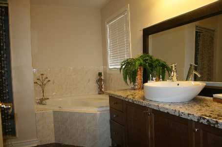 129 Ledge Rock Dr, Vaughan, L4C5H7 | Image 2