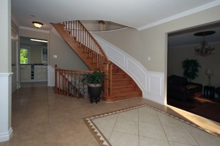 82 Windermere Cres S, Richmond Hill, L4C6Y9 | Image 2