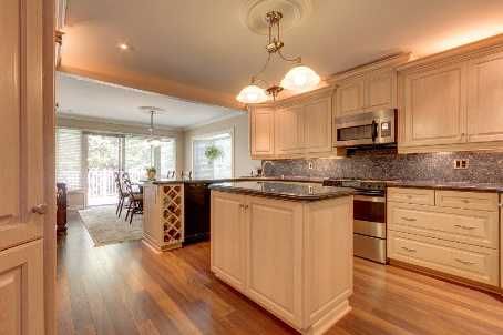 32 Whitfield Crt, Aurora, L4G5L7 | Image 2