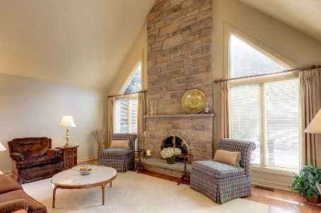 32 Whitfield Crt, Aurora, L4G5L7 | Image 3