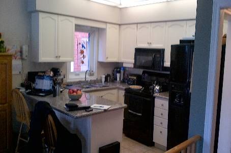 626 College Manor Dr, Newmarket, L3Y8M7 | Image 3