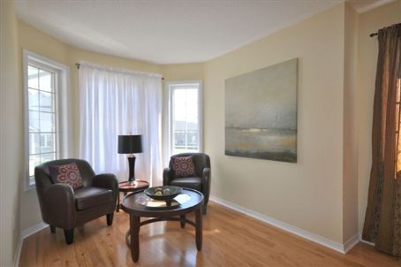 65 Red River Cres, Newmarket, L3X2X2 | Image 2