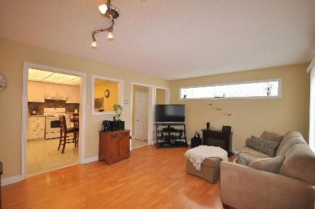 50 Widdifield Ave, Newmarket, L3X1Z4 | Image 2