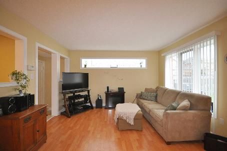 50 Widdifield Ave, Newmarket, L3X1Z4 | Image 3