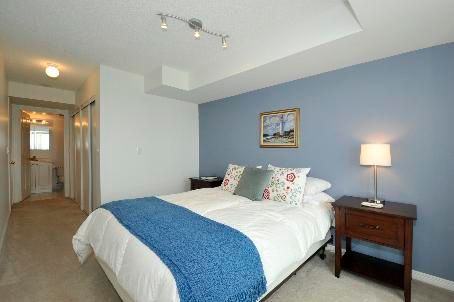 1009 - 11 Oneida Cres, Richmond Hill, L4B0A1 | Image 3
