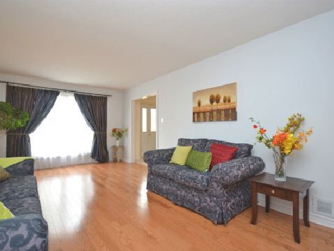 86 Howlett Ave, Newmarket, L3Y5S5 | Image 2