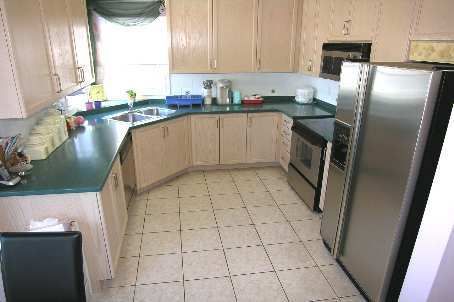 19 Fountain Crt, Richmond Hill, L4S2K4 | Image 2