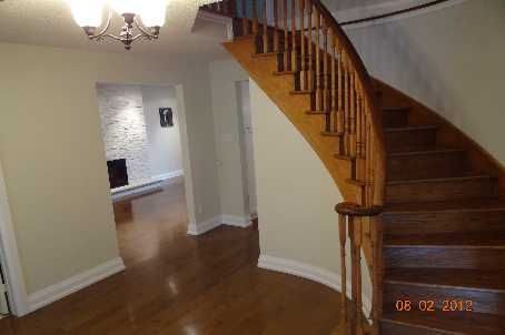 14 Valley Cres, Aurora, L4G4S4 | Image 3