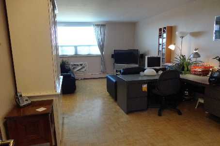 706 - 67 Richmond St, Richmond Hill, L4C3Y3 | Image 3