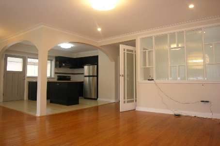 308 Skopit Rd, Richmond Hill, L4C2Y8 | Image 2