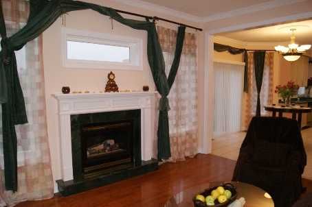 19 Fountain Crt, Richmond Hill, L4S2K4 | Image 3