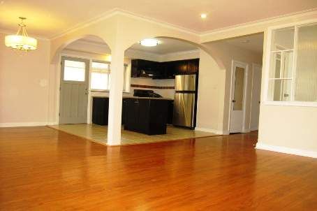 308 Skopit Rd, Richmond Hill, L4C2Y8 | Image 2