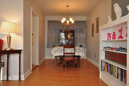 49 Don Mor Dr, Newmarket, L3Y1G8 | Image 3